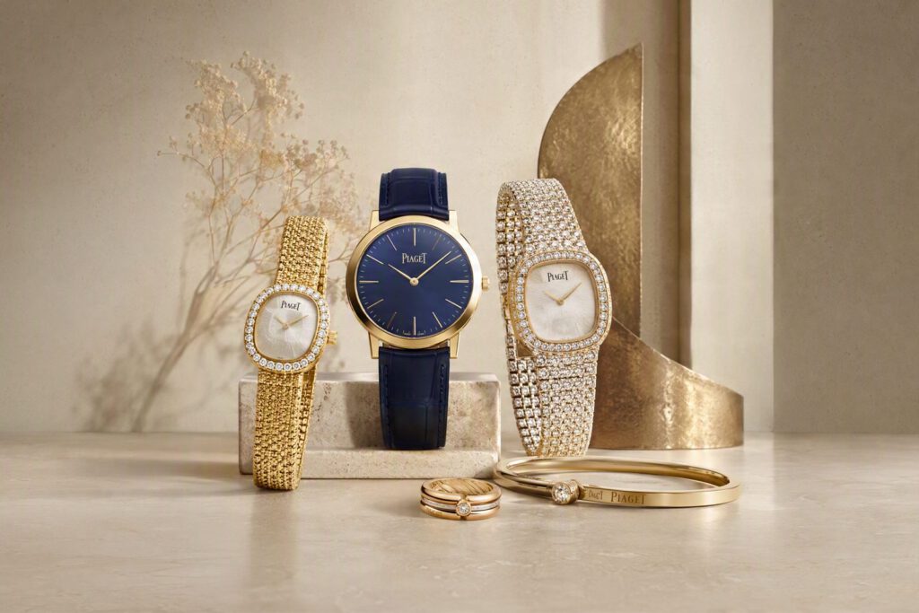 Piaget-Uhren mit geflochtenen Goldarmbändern und blauem Zifferblatt, daneben Ringe und Armreifen