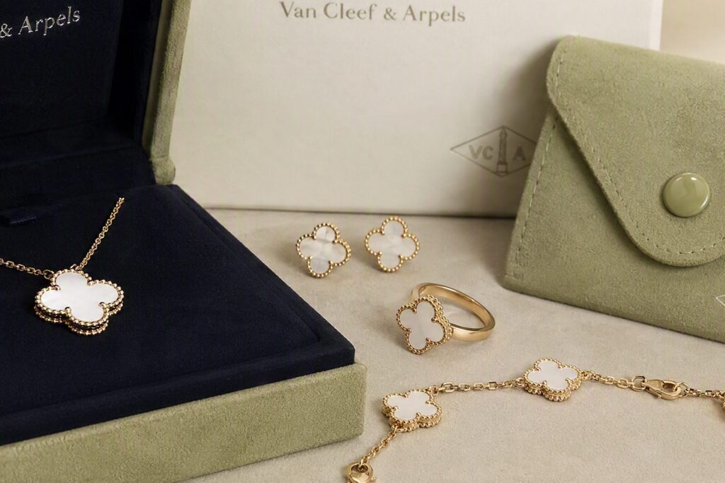 Schmuck von Van Cleef und Arpels aus der Alhambra-Linie: Collier, Ohrringe und Ring mit Perlmutt im Etui